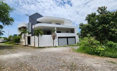 SE VENDE CASA EN LOMAS DE COMALA