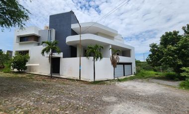 SE VENDE CASA EN LOMAS DE COMALA