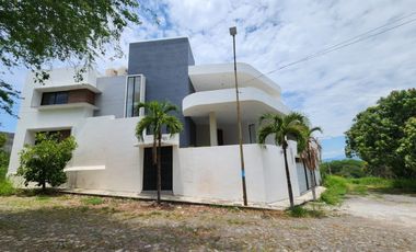 SE VENDE CASA EN LOMAS DE COMALA