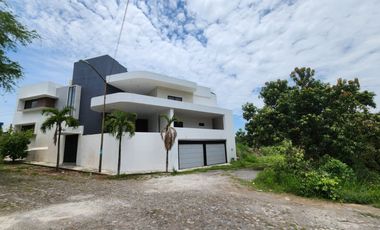 SE VENDE CASA EN LOMAS DE COMALA