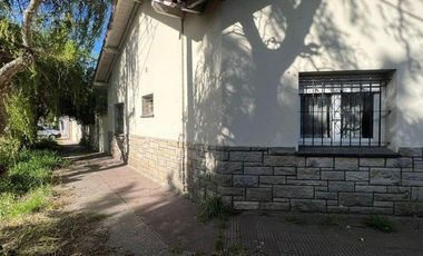 Lote de 170m2  con vivienda a reciclar en Paso y Funes