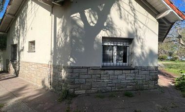Lote de 170m2  con vivienda a reciclar en Paso y Funes