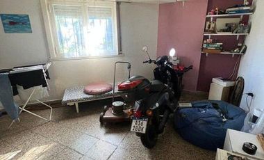 Lote de 170m2  con vivienda a reciclar en Paso y Funes