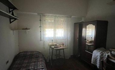 Lote de 170m2  con vivienda a reciclar en Paso y Funes
