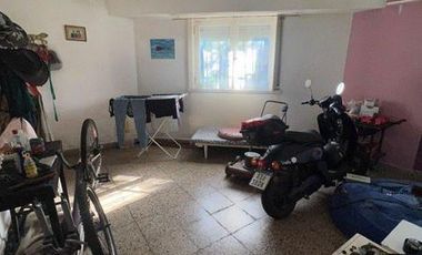 Lote de 170m2  con vivienda a reciclar en Paso y Funes