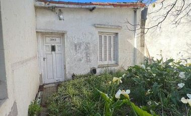 Lote de 170m2  con vivienda a reciclar en Paso y Funes