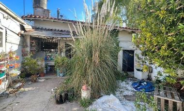Lote de 170m2  con vivienda a reciclar en Paso y Funes