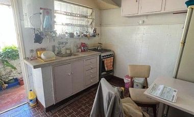 Lote de 170m2  con vivienda a reciclar en Paso y Funes