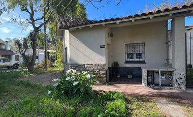 Lote de 170m2  con vivienda a reciclar en Paso y Funes