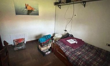 Lote de 170m2  con vivienda a reciclar en Paso y Funes