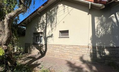 Lote de 170m2  con vivienda a reciclar en Paso y Funes