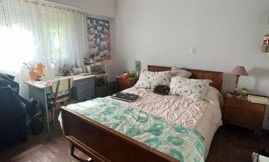 Lote de 170m2  con vivienda a reciclar en Paso y Funes