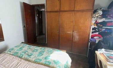 Lote de 170m2  con vivienda a reciclar en Paso y Funes