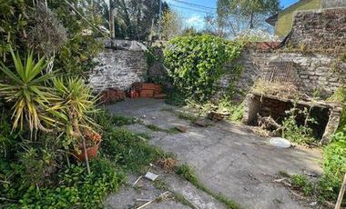 Lote de 170m2  con vivienda a reciclar en Paso y Funes