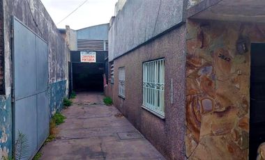 Venta Galpón de 660m2 con casa al frente a reciclar - Bella Vista, Rosario