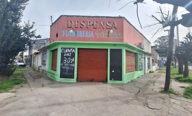 194 y Rivadavia. Casa con local en la esquina.
