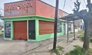 194 y Rivadavia. Casa con local en la esquina.