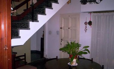 CASA EN ESQUINA EN DOS PLANTAS GARAJE LANUS/ RDIOS DE ESCALADA