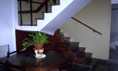 CASA EN ESQUINA EN DOS PLANTAS GARAJE LANUS/ RDIOS DE ESCALADA