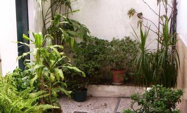 CASA EN ESQUINA EN DOS PLANTAS GARAJE LANUS/ RDIOS DE ESCALADA