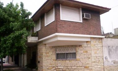 CASA EN ESQUINA EN DOS PLANTAS GARAJE LANUS/ RDIOS DE ESCALADA