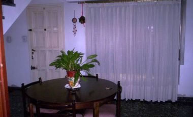 CASA EN ESQUINA EN DOS PLANTAS GARAJE LANUS/ RDIOS DE ESCALADA