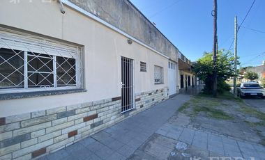 Venta de casa de 3 amb con local en Lanús Oeste