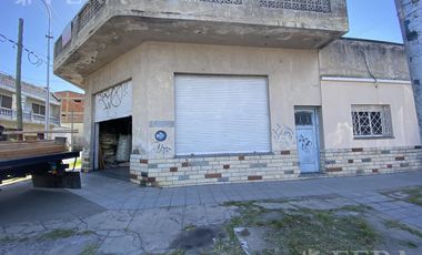 Venta de casa de 3 amb con local en Lanús Oeste