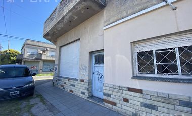 Venta de casa de 3 amb con local en Lanús Oeste