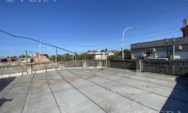 Venta de casa de 3 amb con local en Lanús Oeste