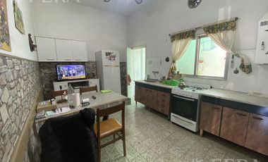Venta de casa de 3 amb con local en Lanús Oeste