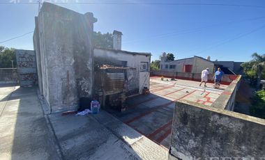 Venta de casa de 3 amb con local en Lanús Oeste