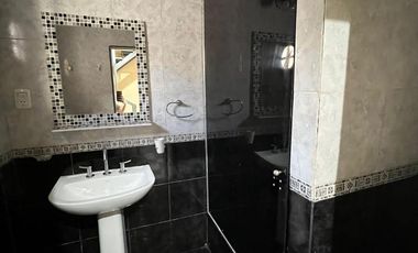 VENTA CASA DOS PLANTAS MUY BUENA CONSTRUCCIÓN * CASEROS * ZONA OESTE