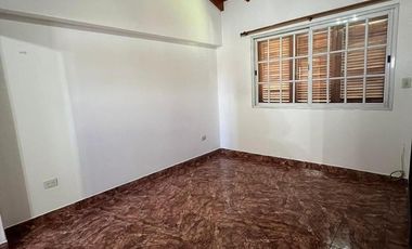 VENTA CASA DOS PLANTAS MUY BUENA CONSTRUCCIÓN * CASEROS * ZONA OESTE