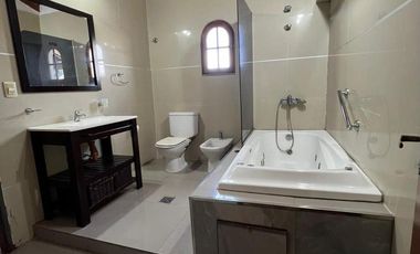 VENTA CASA DOS PLANTAS MUY BUENA CONSTRUCCIÓN * CASEROS * ZONA OESTE