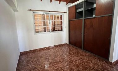 VENTA CASA DOS PLANTAS MUY BUENA CONSTRUCCIÓN * CASEROS * ZONA OESTE
