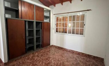 VENTA CASA DOS PLANTAS MUY BUENA CONSTRUCCIÓN * CASEROS * ZONA OESTE