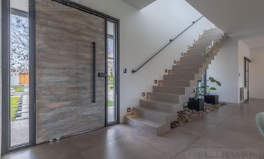 Espectacular Casa en venta sobre lote interno con pileta PG