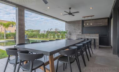 Espectacular Casa en venta sobre lote interno con pileta PG