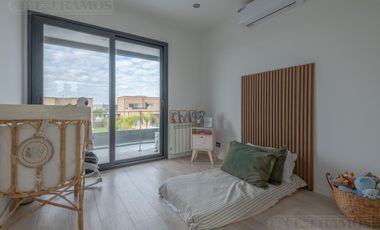 Espectacular Casa en venta sobre lote interno con pileta PG