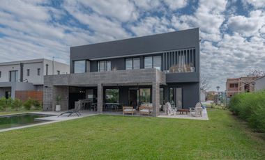 Espectacular Casa en venta sobre lote interno con pileta PG