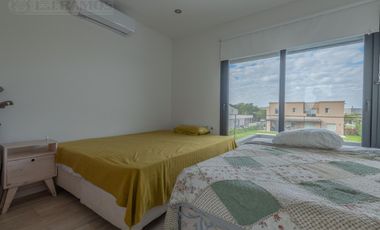 Espectacular Casa en venta sobre lote interno con pileta PG