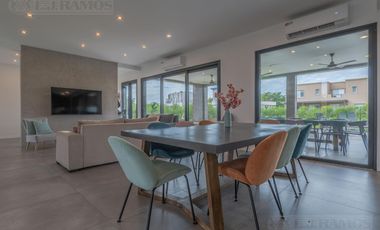 Espectacular Casa en venta sobre lote interno con pileta PG