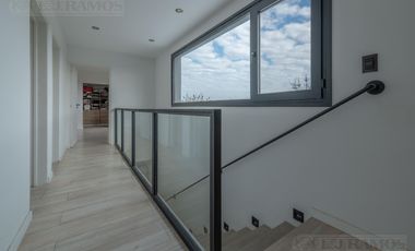 Espectacular Casa en venta sobre lote interno con pileta PG