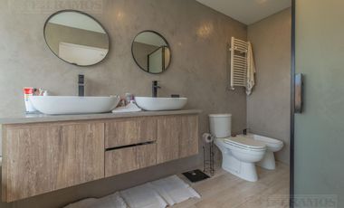 Espectacular Casa en venta sobre lote interno con pileta PG