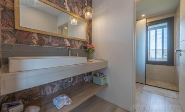 Espectacular Casa en venta sobre lote interno con pileta PG