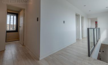 Espectacular Casa en venta sobre lote interno con pileta PG