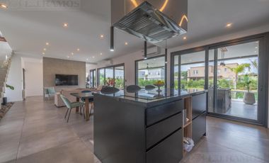 Espectacular Casa en venta sobre lote interno con pileta PG