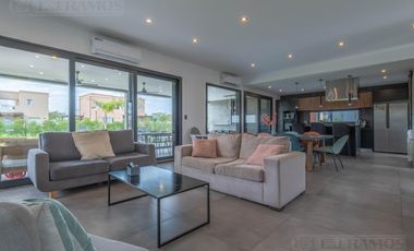 Espectacular Casa en venta sobre lote interno con pileta PG