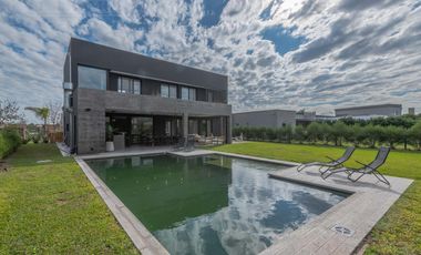 Espectacular Casa en venta sobre lote interno con pileta PG